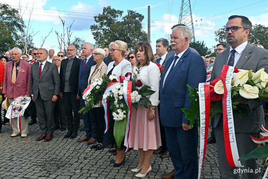 W uroczystościach przed pomnikiem Ofiar Grudnia '70, które odbyły się z okazji 42. rocznicy strajków sierpniowych, uczestniczyli m.in. (od prawej): Marcin Horała - sekretarz stanu w Ministerstwie Funduszy i Polityki Regionalnej, Mariusz Łuczyk - wicewojewoda pomorski, Małgorzata Zwiercan z Fundacji Pomorska Inicjatywa Historyczna, Joanna Zielińska - przewodnicząca Rady Miasta Gdyni, senator Sławomir Rybicki, wiceprezydent Gdyni Michał Guć oraz prezydent Wojciech Szczurek // fot. Magdalena Czernek