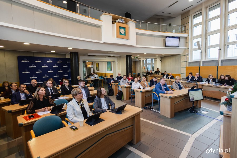 Radni Gdyni w sali obrad podczas XXV sesji 