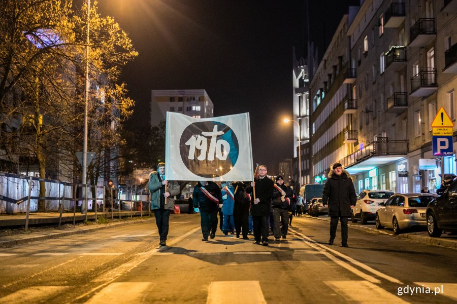 Wieczorne uroczystości upamiętniające ofiary Grudnia '70 - przemarsz pod pomnik // fot. Karol Stańczak 