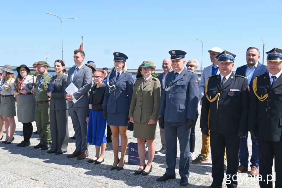 Na zdjęciu m.in.: wojewoda pomorska Beata Rutkiewicz, dyrektor zarządzający Tomasz Augustyniak oraz przedstawiciele władz samorządowych, lokalnych instytucji i służb mundurowych (fot. Magdalena Starnawska)