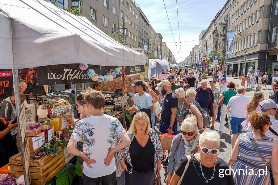 Uczestnicy wydarzenia chodzą między stoiskami