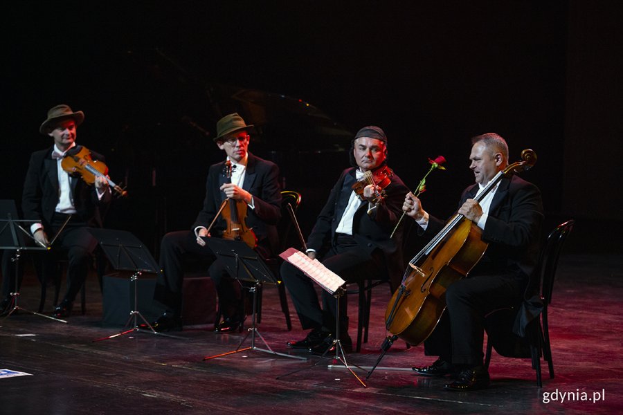 Czterech muzyków na scenie.