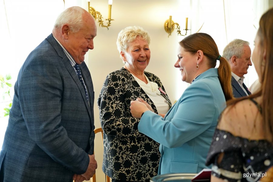 Prezydent Aleksandra Kosiorek wręcza medal jubilatom 