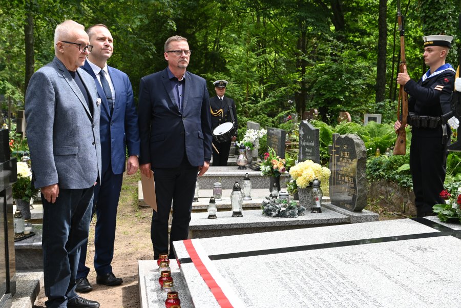 na zdjęciu płyta nagrobna ze zdjęciem