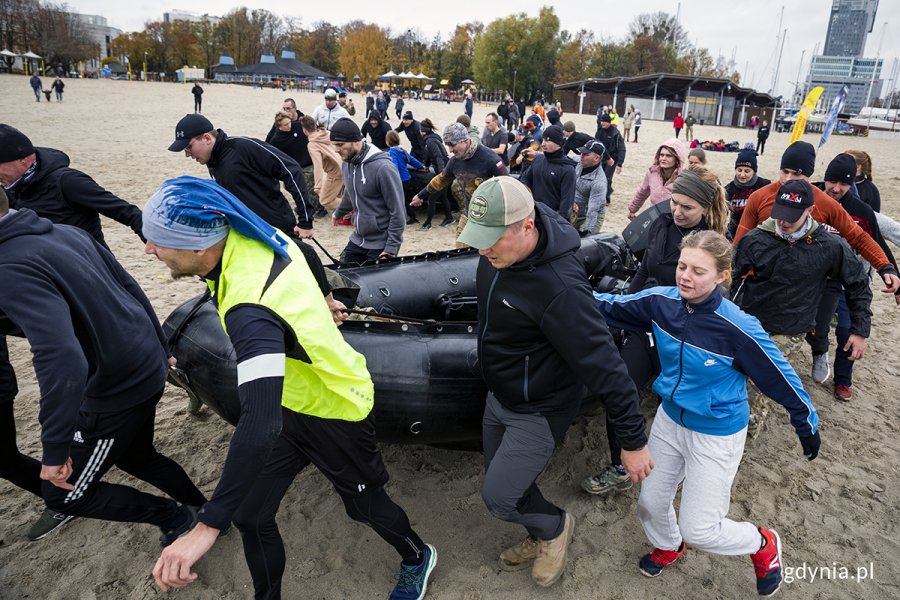 Mieszkańcy ćwiczą na plaży z komandosami.