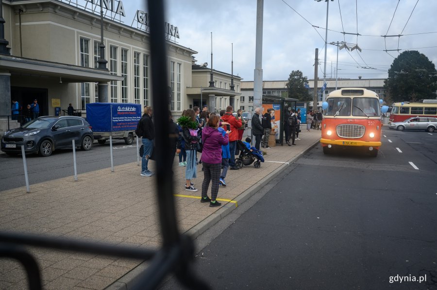 Parada autobusów i trolejbusów // fot. Dawid Linkowski