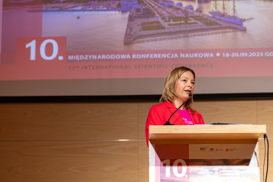Wiceprezydentka Gdyni Oktawia Gorzeńska podczas panelu otwierającego konferencję „Modernizm w Europie – modernizm w Gdyni” – dzień pierwszy, piątek, 18 września (fot. Kamil Złoch)