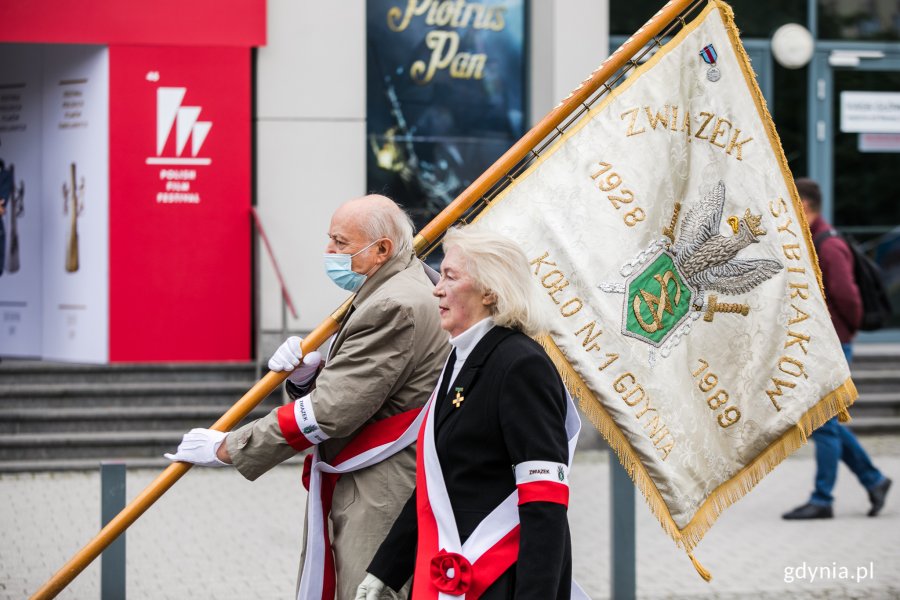 Niedzielne uroczystości z okazji Dnia Sybiraka przed pomnikiem „W hołdzie zesłańcom Sybiru” // fot. Karol Stańczak