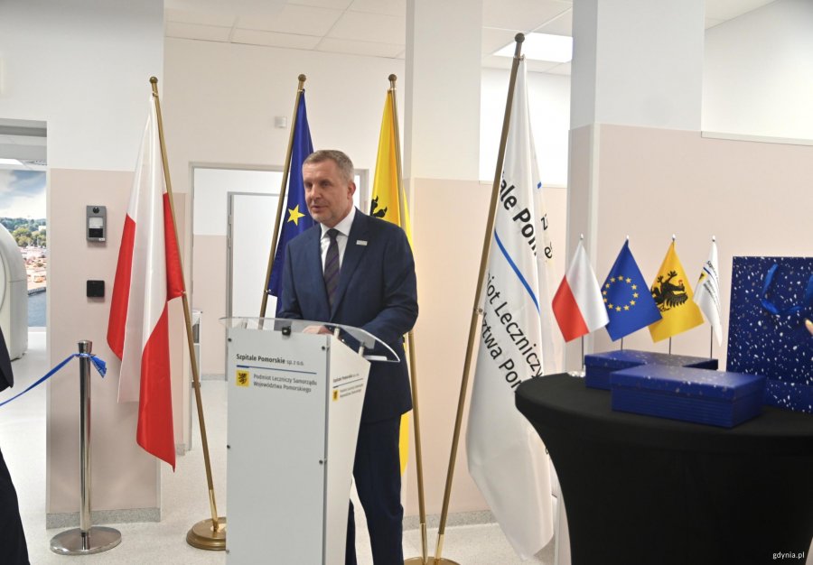 Mężczyźna w garniturach przy mikrofonie