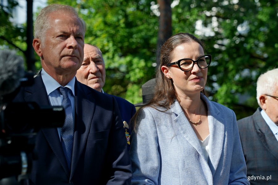 Senator Sławomir Rybicki oraz posłanka Wioleta Tomczak podczas obchodów 86. rocznicy wybuchu II wojny światowej, które odbyły się na Cmentarzu Wojennym w Gdyni
