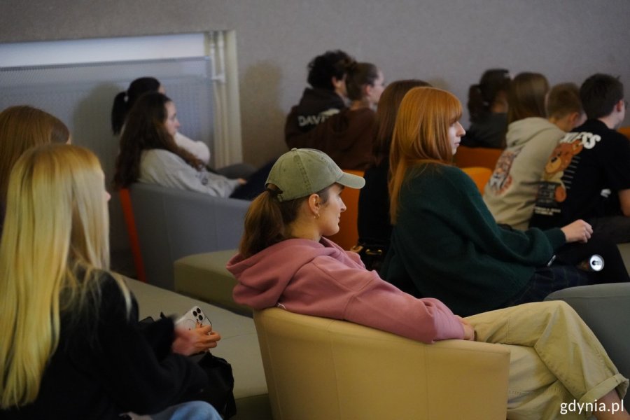 Młodzi ludzie biorący udział w koncercie charytatywnym