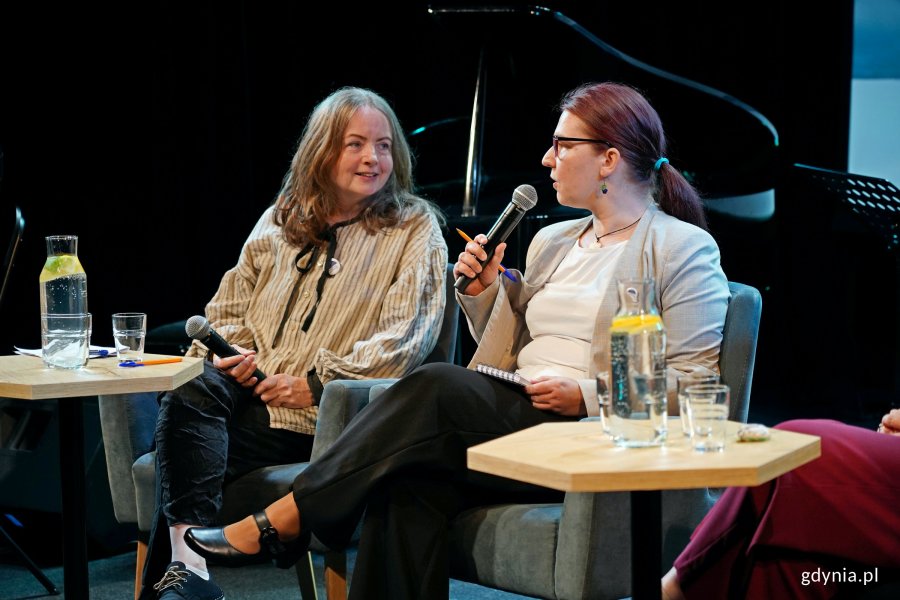 Prof. Anne Irene Ris&oslash;y (z lewej) i tłumaczka podczas panelu inaugurującego festiwal Nordic Talking (