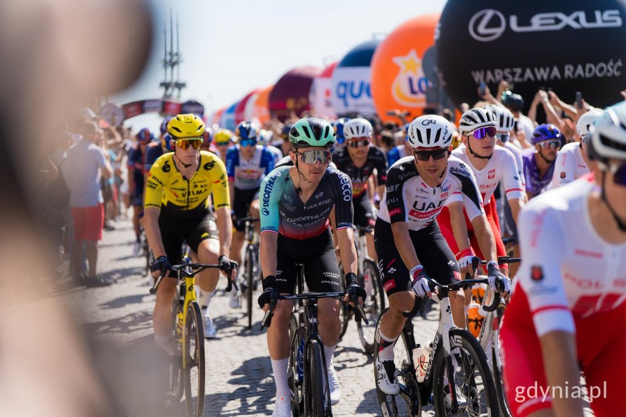 Peleton podczas startu 83. Tour de Pologne 