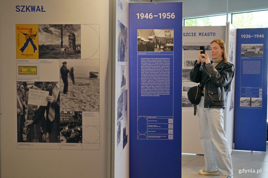 Ekspozytory z wystawą &bdquo;Gdynia x 10&rdquo; w Galerii Gdyńskiego Centrum Filmowego im. Leszka Kopcia 
