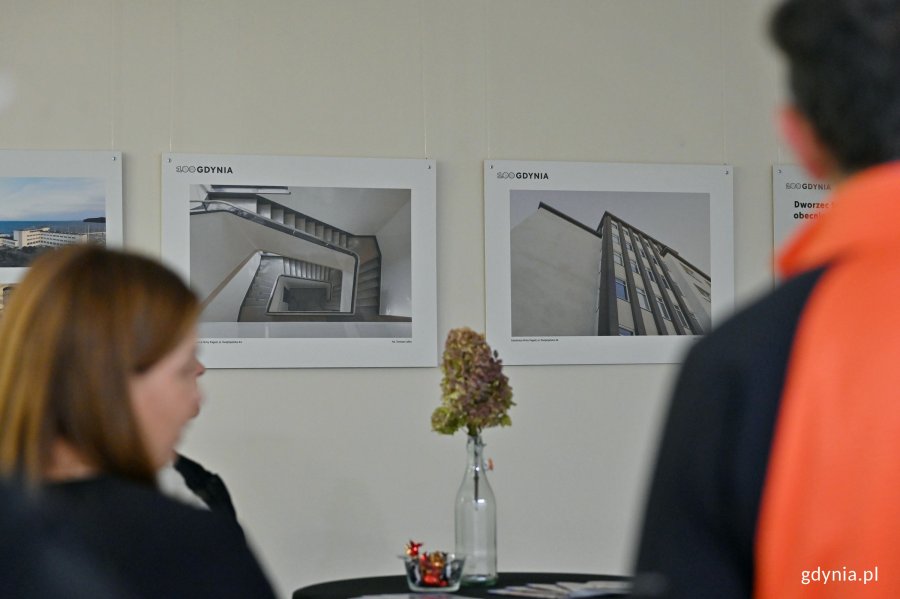 Uczestnicy wernisażu przyglądający się wystawie &bdquo;Gdynia Miasto Modernizmu&rdquo; 
