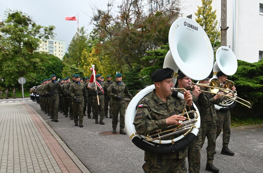 na zdjęciu orkiestra wojskowa