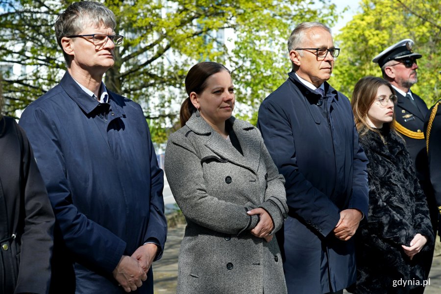 Od lewej: wiceprezydent Gdyni Rafał Geremek, prezydent Gdyni Aleksandra Kosiorek i Alain Mompert – konsul honorowy Francji na Pomorzu podczas uroczystości z okazji 80. rocznicy zakończenia II wojny światowej 