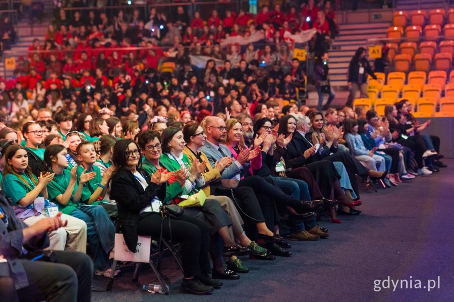 Wśr&oacute;d gości pojawili się także m.in.: pomorski kurator oświaty Grzegorz Krygier, wicekurator oświaty Jolanta Jankowska-Żmich, Oktawia Gorzeńska, wiceprezydentka Gdyni i Iwona Tanewska, naczelniczka Wydziału Kultury Urzędu Miasta Gdyni