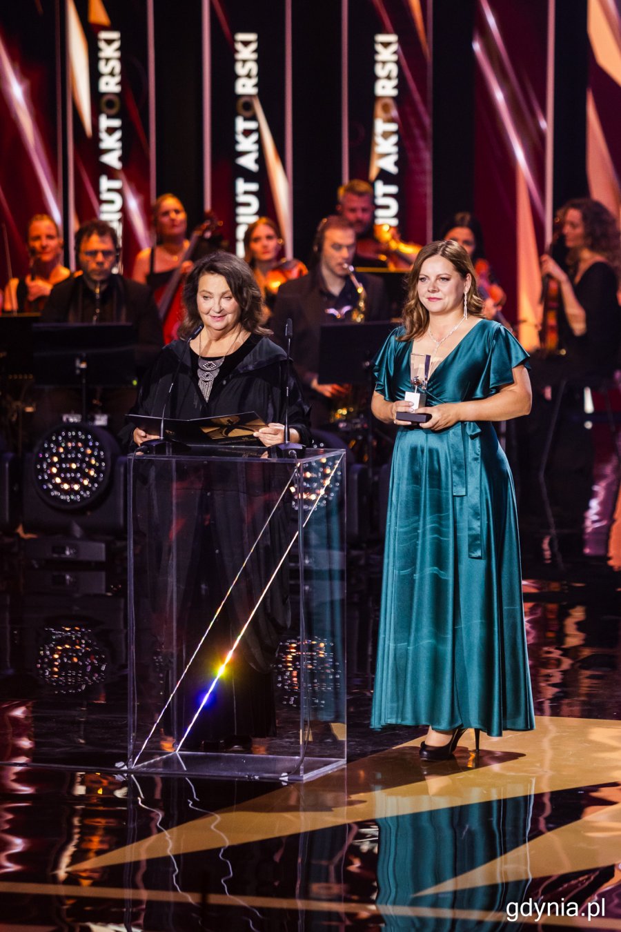 Anna Dymna i prezydent Gdyni Aleksandra Kosiorek wręczające nagrodę za debiut aktorski. Gala wręczenia nagród 50. Festiwalu Polskich Filmów Fabularnych w Gdyni w Teatrze Muzycznym (fot. Karol Stańczak)