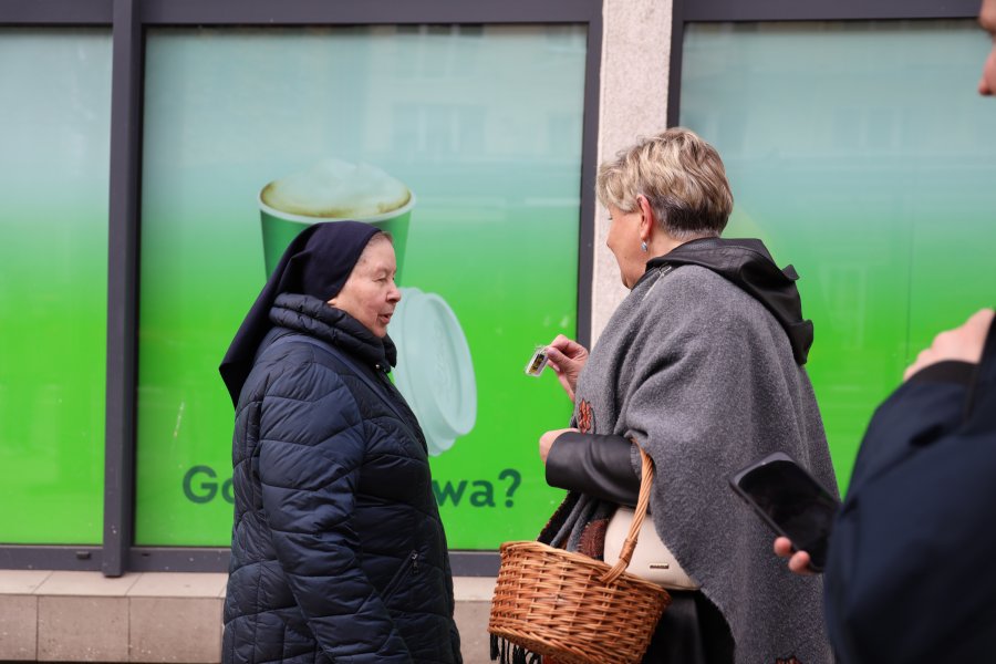 Breloczki z kaszubskim motywem rozdawała radna gdyńskiego Śr&oacute;dmieścia Elżbieta Raczyńska 