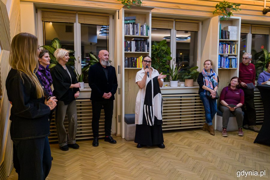 Wystawa „Część wspólna” w gdyńskim Konsulacie Kultury. Przemawia Katarzyna Korzeniewska, dyrektorka Gdyńskiego Centrum Kultury (fot. Karol Stańczak)