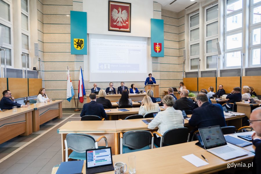 Prezydent, radni i prezydium rady na sali obrad podczas I sesji Rady Miasta Gdyni