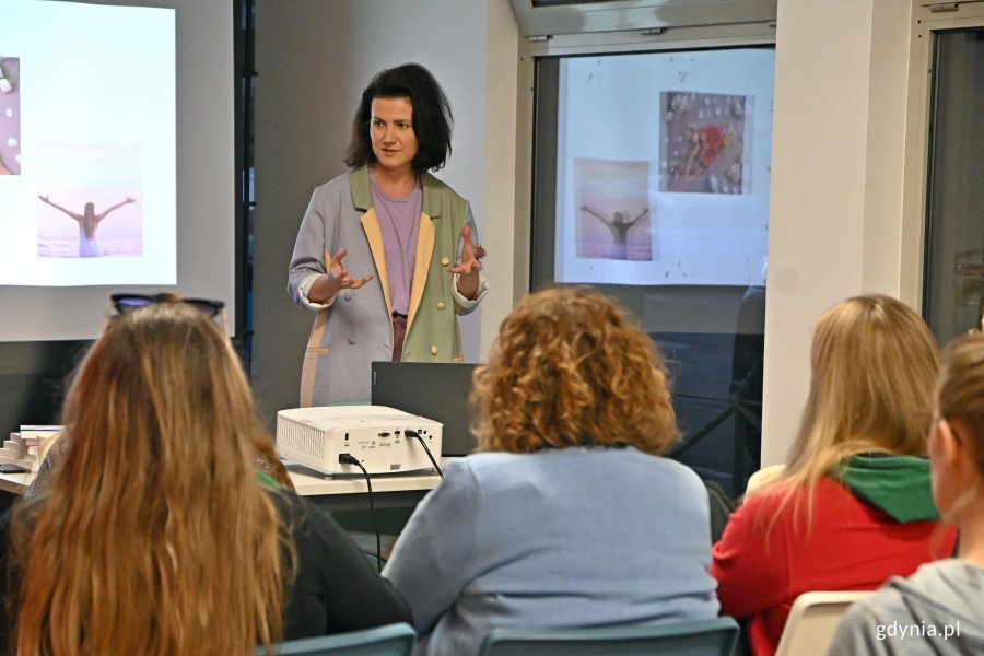 Psycholożka i seksuolożka Agnieszka Schneider-Szymańska podczas spotkania &bdquo;Twoje ciało w nowym rytmie. O perimenopauzie i menopauzie&rdquo; w ramach cyklu &bdquo;Marzec Kobiet: Port Dobrostan&rdquo; wraz z uczestniczkami prelekcji 