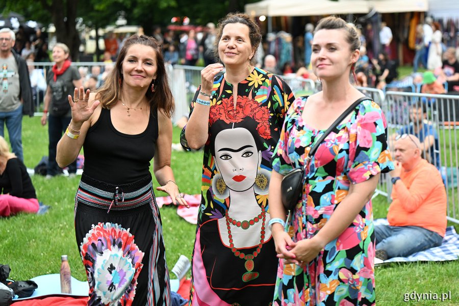 Uczestniczki festiwalu w kolorowych strojach