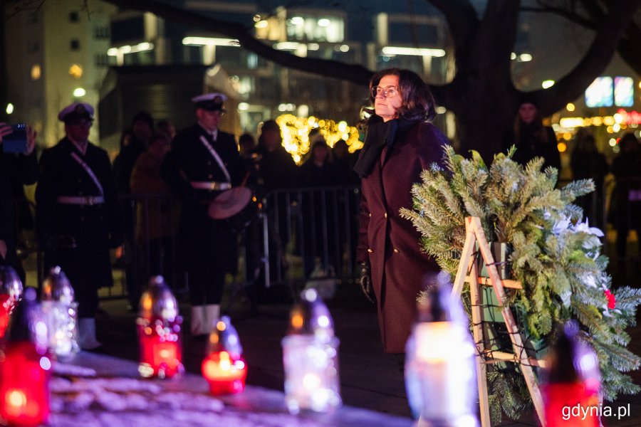 Kwiaty pod pomnikiem złożyła Aleksandra Dulkiewicz, prezydent Gdańska (fot. Karol Stańczak)