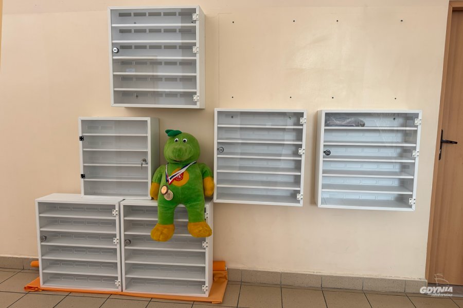 Szafki stojące na ziemi przygotowane do zawieszenia po malowaniu
