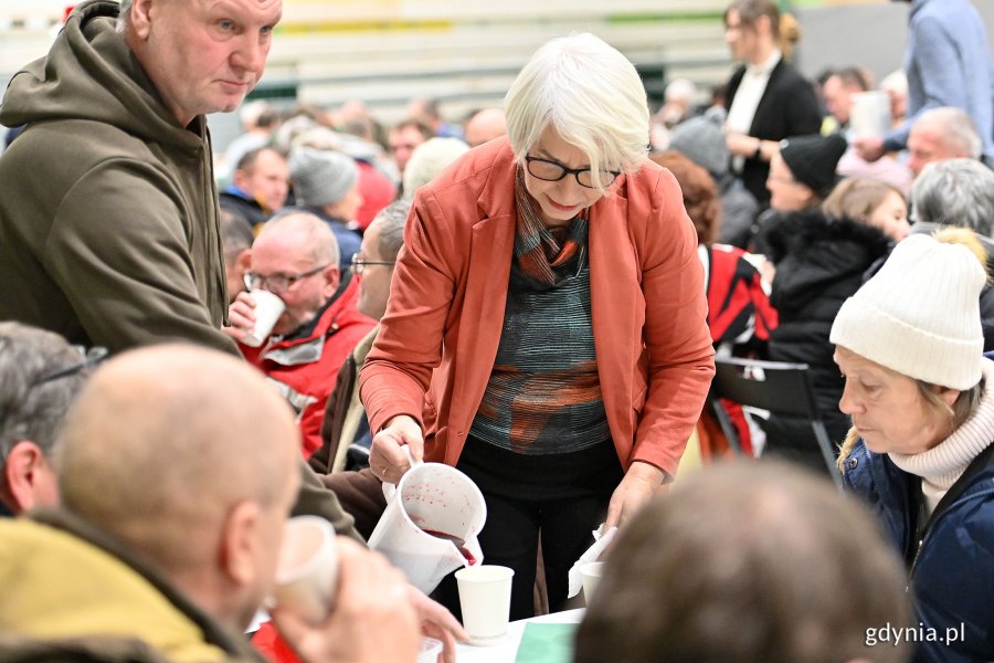 Joanna Zielińska, przewodnicząca Rady Miasta Gdyni nalewa barszcz