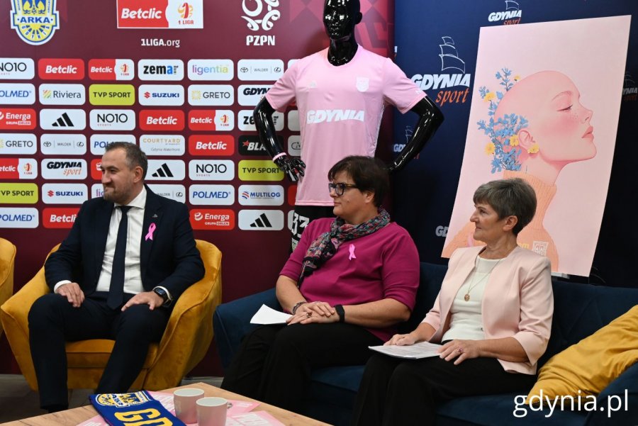 Na zdjęciu (od lewej): Tomasz Augustyniak, wiceprezydent Gdyni, Anna Melki, dyrektorka Gdyńskiego Centrum Zdrowia, Janina Łojba, stowarzyszenie Amazonek w Gdyni (fot. Magdalena Starnawska)