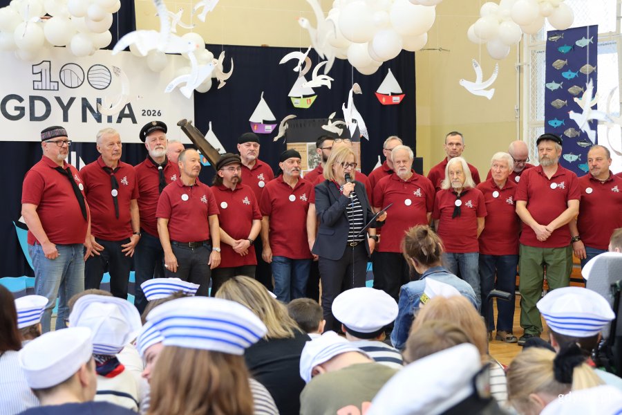 Uroczyste obchody 100-lecia Gdyni połączone z gościnnym występem ch&oacute;ru &bdquo;Zawisza Czarny&rdquo; w ZSS nr 17 w Gdyni (fot. Katarzyna Balcerzak)