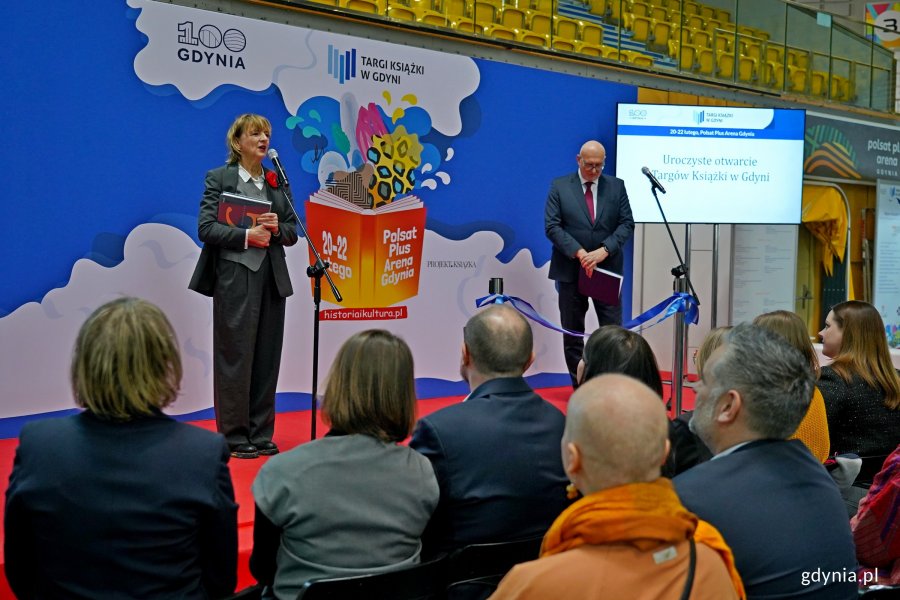 Karin Moder, dyrektorka Muzeum Miasta Gdyni, przemawiająca podczas otwarcia Targ&oacute;w Książki w Gdyni 