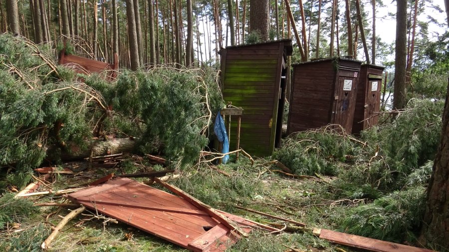 Harcerski Obóz w Czernicy po nawałnicy z 11.08 // fot. Piotr Kropidłowski