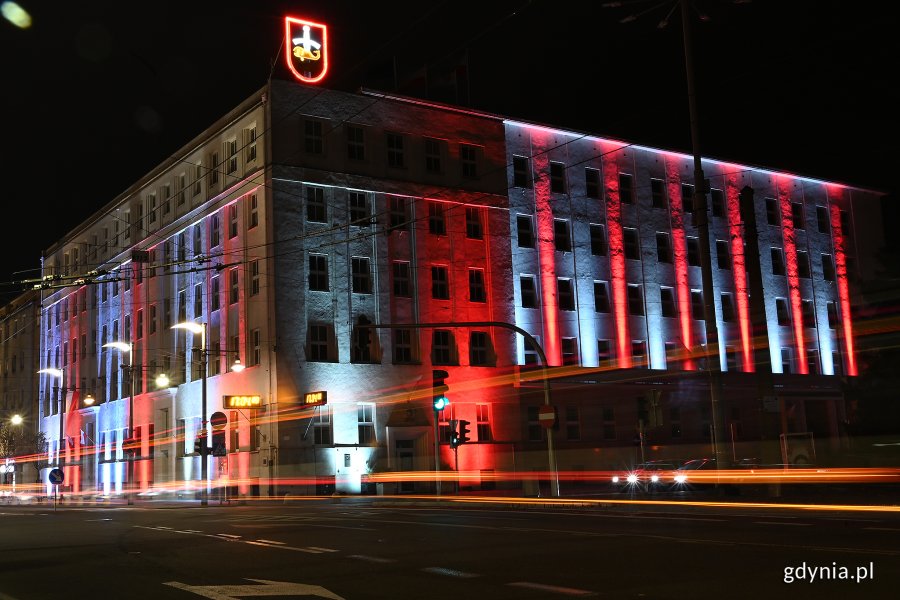 Budynek Urzędu Miasta Gdyni przy al. Marsz. Piłsudskiego oświetlony barwami narodowymi // fot. Michał Puszczewicz
