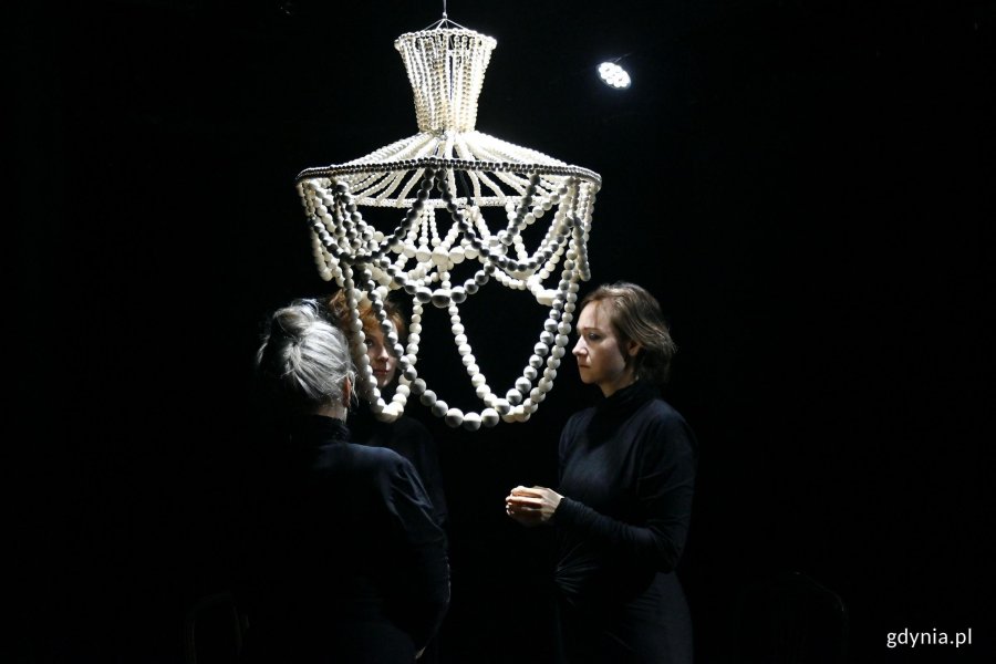 Urszula Kowalska, Marta Jaszewska i Małgorzata Polakowska w spektaklu &bdquo;ONA. Rekonstrukcja&rdquo; w Teatrze Gdynia Gł&oacute;wna