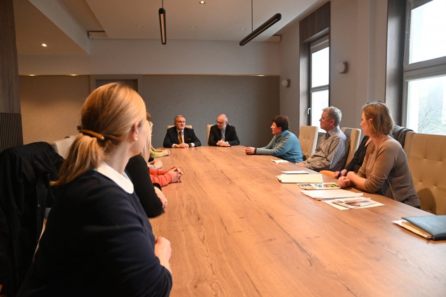 Prezydent Gdyni Wojciech Szczurek i wiceprezydent Michał Guć podczas spotkania z kupcami z Miejskich Hal Targowych, które odbyło się w Urzędzie Miasta Gdyni 