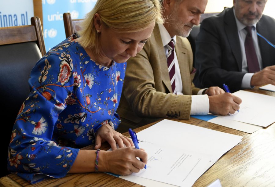 Prezydent Gdyni Wojciech Szczurek, pełnomocnik prezydenta ds. rodziny Beata Szadziul oraz Dyrektor Generalny UNICEF Polska Marek Krupiński podpisali porozumienie o uczestnictwie Gdyni w pilotażowym programie UNICEF „Miasto Przyjazne Dzieciom” // fot. Kamil Złoch