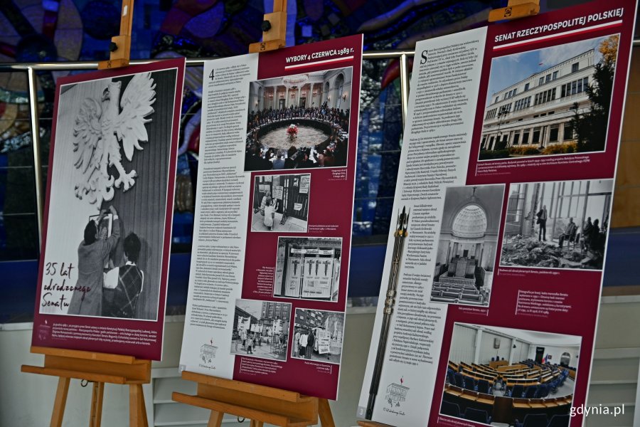 Wystawa „35 lat odrodzonego Senatu” w przestrzeni Teatru Muzycznego w Gdyni 