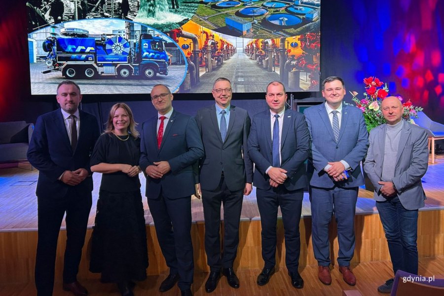 Na zdjęciu m.in.: wicewojewoda pomorski Emil Rojek, wiceprezydentka Gdyni Oktawia Gorzeńska, wiceprezydent Gdyni Tomasz Augustyniak, sekretarz i dyrektor generalny Urzędu Miasta Gdyni Łukasz Kobus, prezes PEWIK Gdynia Jacek Kieloch (fot. Magdalena Starnawska)
