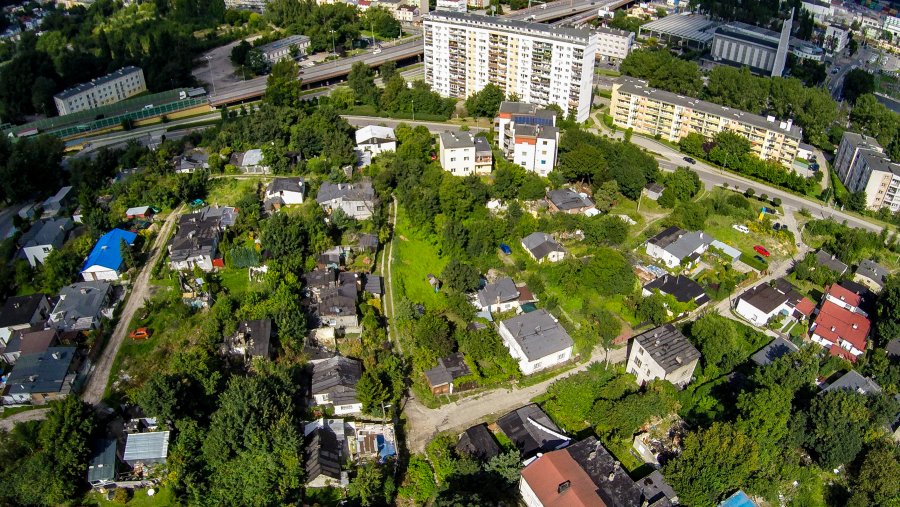 Odwiedzili każdy dom, a z mieszkańcami, którzy wyrazili taką wolę, wypełnili specjalny kwestionariusz pozwalający  dokładnie poznać sytuację rodziny i dopasować do niej formę przyszłego wsparcia // fot. Aleksander Trafas