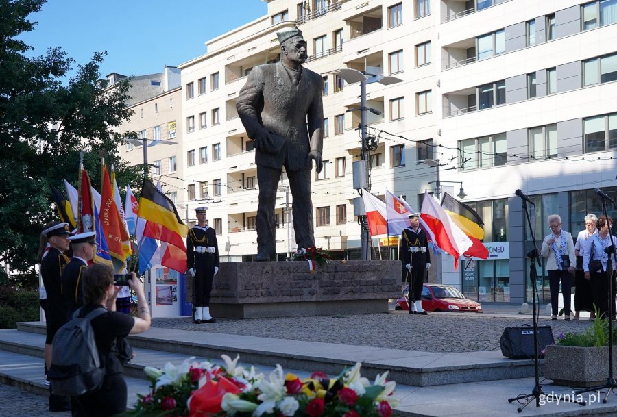 na zdjęciu pomnik Antoniego Abrahama