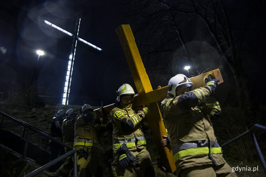Na zdj. strażacy niosący krzyż // fot. Przemysław Kozłowski