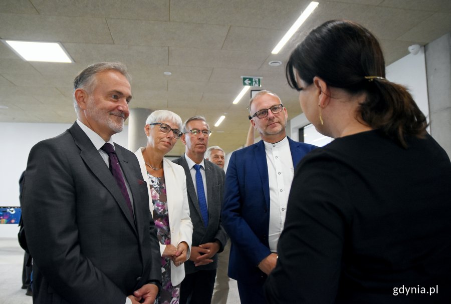 Prezydent Wojciech Szczurek, wiceprezydent Michał Guć, przewodnicząca gdyńskiej Rady Miasta Joanna Zielińska oraz radny Zenon Roda zwiedzili nową szkołę na Chwarznie-Wiczlinie // fot. Kamil Złoch