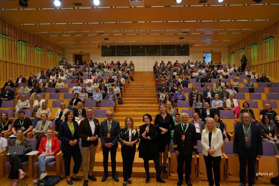 Uczestniczki i uczestnicy konferencji. Na zdjęciu m.in.: wicemarszałek wojew&oacute;dztwa pomorskiego Leszek Bonna, wicepezydentka Gdyni Oktawia Gorzeńska (fot. Magdalena Starnawska) 