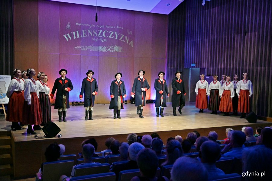 Reprezentacyjny Polski Zespół Pieśni i Tańca „Wileńszczyzna” im. Gabriela Jana Mincewicza podczas koncertu „Barwy Wileńszczyzny” 