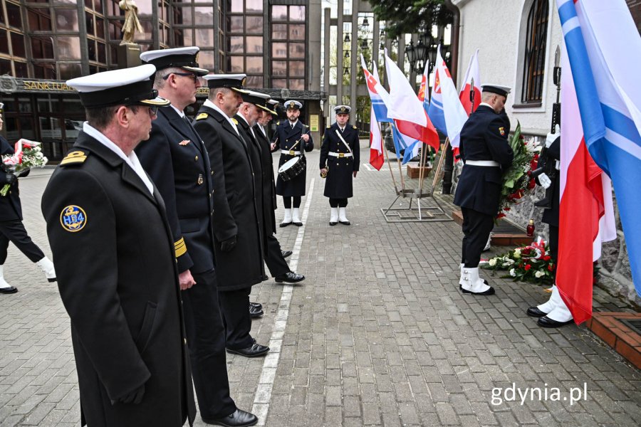 Składanie wiązanek przez delegacje, fot. Michał Sałata