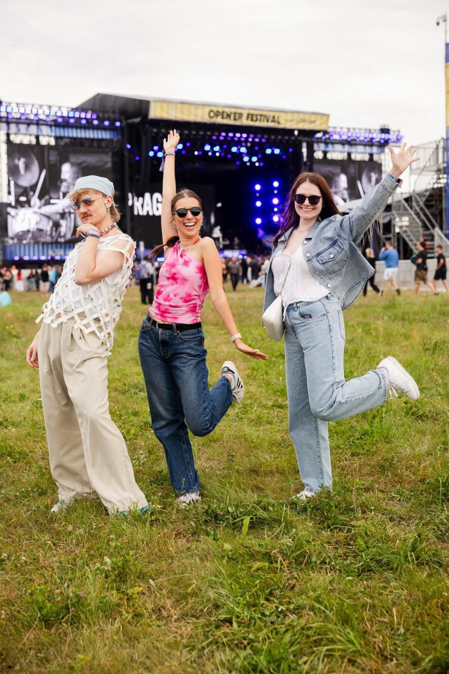 Uczestnicy festiwalu bawiący się w okolicy sceny gł&oacute;wnej