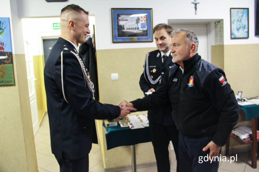 Prezydent Miasta Gdyni gratuluje strażakowi za zasługi (fot. Michał Sałata, gdynia.pl)